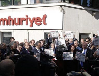 Δικαστήριο της Κωνσταντινούπολης δέχτηκε τις κατηγορίες ενάντια σε αρθρογράφους της Cumhuriyet